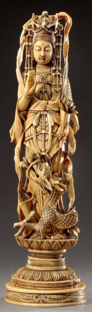 JAPON Bel okimono en ivoire sculpté représentant une Kwanin bouddhique tenant une...