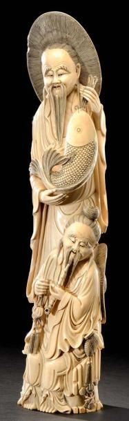 HONG-KONG Grand sujet en ivoire sculpté représentant un pêcheur et fumeur de pipe...