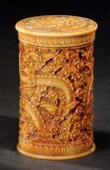 CANTON Pot couvert à encens à décor de dragons Vers 1830 Dim: 7 x 4,5 cm