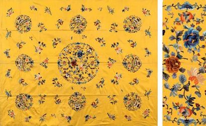 CHINE Tenture en soie brodée à fond jaune à motifs de bouquets de fleurs dans des...