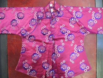 CHINE Ravissante robe de petite fille rose brodée de fleurs violettes et blanches....