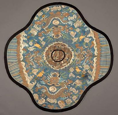 CHINE Tissu en soie brodé de forme ronde décoré de quatre dragons impériaux à cinq...
