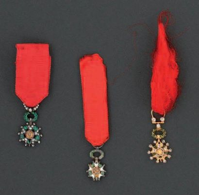 null Trois croix miniatures de l'ordre de la Légion d'honneur, deux de chevalier...