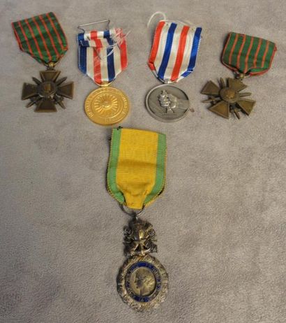 null LOT DE MEDAILLES comprenant: - 2 croix de guerre 1914-1915, rubans CH. FAVRE6BERTIN:...