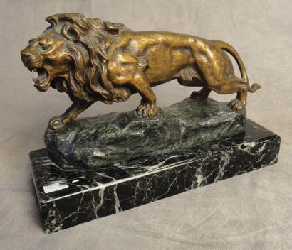Jean-Bernard DESCOMPS (1872-1948) Lion, sujet en bronze. Socle en marbre. H: 19.5...