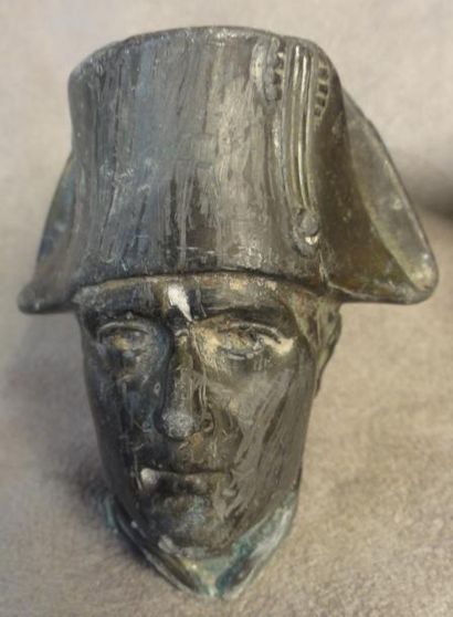 null Deux têtes en bronze Napoléon Premier (13 cm) Napoléon III (7 cm)