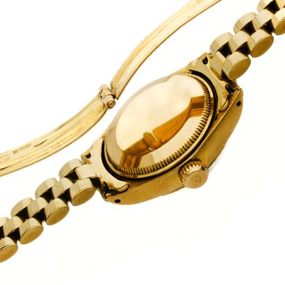 ROLEX ROLEX 
Réf. 6917
No. 4044851
Vers 1975
Montre bracelet de dame en or jaune...