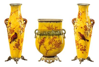 Théodore DECK (1823-1891) Garniture de cheminée composée de trois vases de forme...