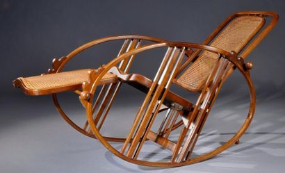 ANTONIO VOLPE (XIX-XXème) Rare fauteuil rocking «egg» chair modèle N° 267 en hêtre...