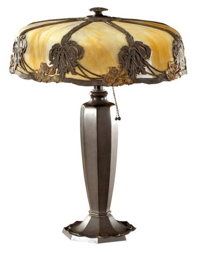 TIFFANY, dans le goût de Exceptionnelle lampe de bureau à piétement de forme balustre...