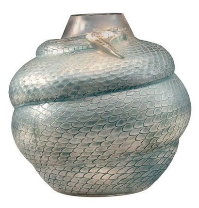 RENE LALIQUE (1860-1945) Rare vase «Serpent» en verre blanc soufflé-moulé à patine...