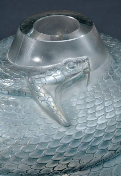 RENE LALIQUE (1860-1945) Rare vase «Serpent» en verre blanc soufflé-moulé à patine...