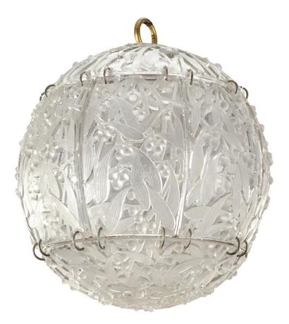 RENE LALIQUE (1860-1945) Rare lustre modèle «boule de gui» se composant de plaques...