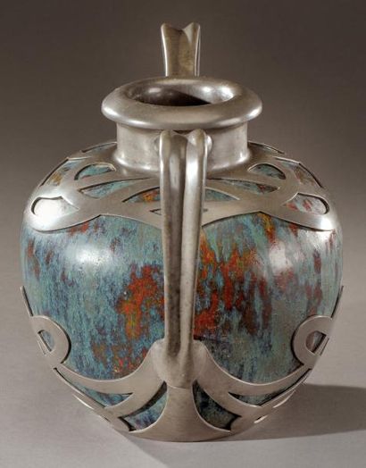 Pierre-Adrien DALPAYRAT (1844-1910) Rare vase à corps de forme ovoïde et col étranglé...