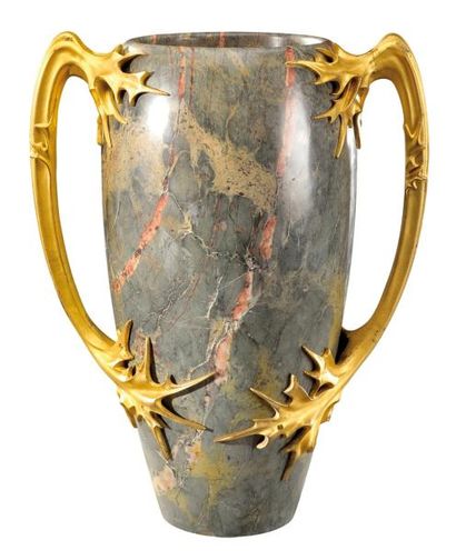 TRAVAIL FRANÇAIS 1900 Important vase formant cache-pot de forme ovoïde en marbre...