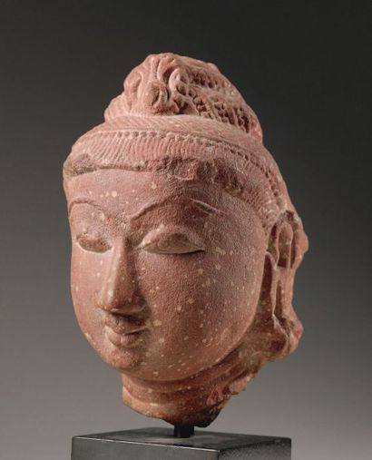 null TÊTE DE DIVINITÉ. Grès. H . : 16 cm Inde. ca 11° - 12° siècles Belle tête dans...