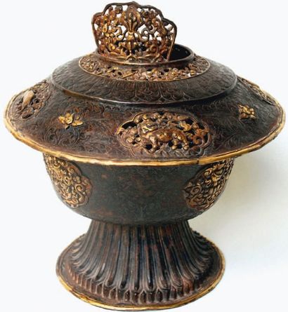 null LAMPE. Cuivre. H. : 26 cm Tibet. ca 19° siècle. Rare et important modèle de...