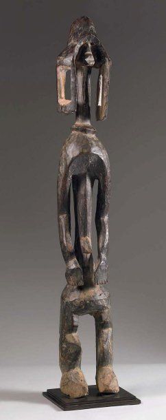 null MUMUYE. (Nigeria) Bois. h. : 93 cm Importante figure féminine aux formes géométriques...