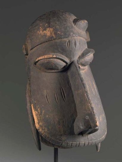null YORUBA. (Nigeria) Bois. L. : 53 cm Rare et important masque à large gueule projetée...