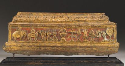 null PLAQUE DE PAREMENT. Cuivre repoussé dore. 16,5 x 43 cm Tibet. ca 14°-15° siècles....