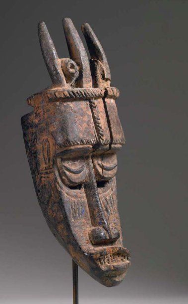 null IJO. (Nigeria) Bois. h. : 40 cm Ancien masque figurant probablement un esprit...