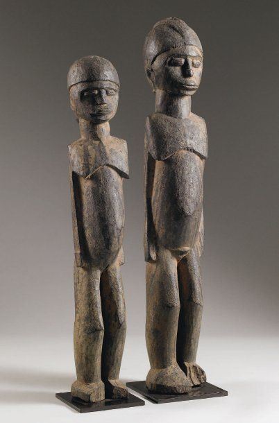 null LOBI. (Burkina-Faso) Bois. h. : 54,5 et 61 cm Couple de statues debout, les...