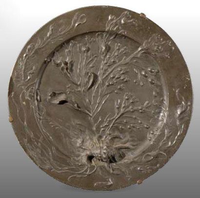 TRAVAIL FRANÇAIS 1900 Important plat circulaire en étain à décor en relief d'un paysage...