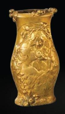 CHARLES KORSCHANN (1872- 1943) Petit vase en bronze à patine dorée à décor en léger...