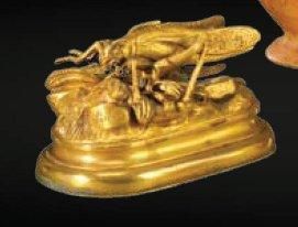 Jules Moigniez (1835-1894) Presse-papiers en bronze ciselé à patine dorée figurant...
