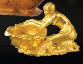 MAURICE BOUVAL(1863-1916) Bougeoir en bronze doré figurant une femme nue allongée...
