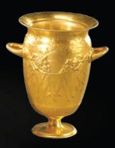 FERNAND LEVILLAIN (1837-1905) Petit vase à l'antique en bronze doré à décor en léger...