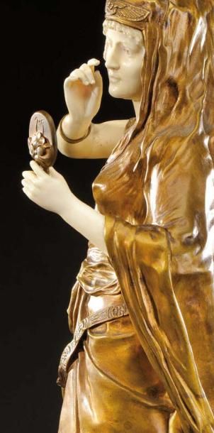 ARMAND PIERRE-LOUIS QUENARD (1865-1925) «Femme orientaliste au miroir» Chryséléphantine...
