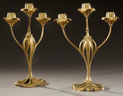 GEORGES DE FEURE (1868-1928) Paire de flambeaux en bronze doré à fût bulbeux se terminant...