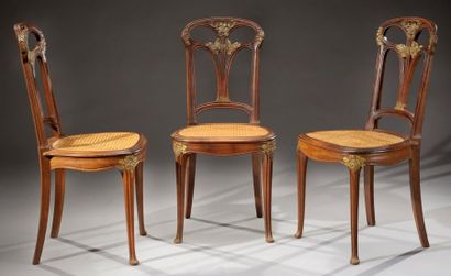 P.A DUMAS, attribué à Suite de trois chaises en bois teinté à dossier ajouré et assise...