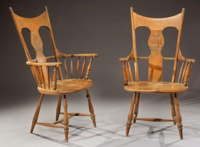 Travail 1920 Paire de fauteuils en chêne à dossier et accotoirs cintrés présentant...