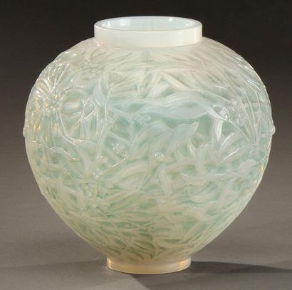 RENE LALIQUE (1860-1945) Vase «Gui» de forme ovoïde en verre soufflé-moulé opalescent...