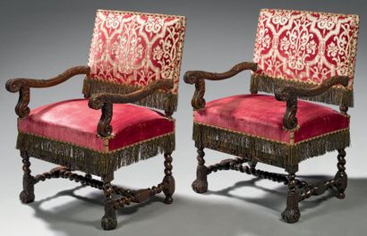 null PAIRE DE FAUTEUILS "MAZARIN" Bois de noyer, velours de soie et damas H: 94 cm...