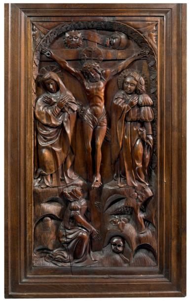 null PANNEAU DE CRUCIFIXION Bois de noyer H: 104.5 cm - l: 61 cm France (Val de Loire)...