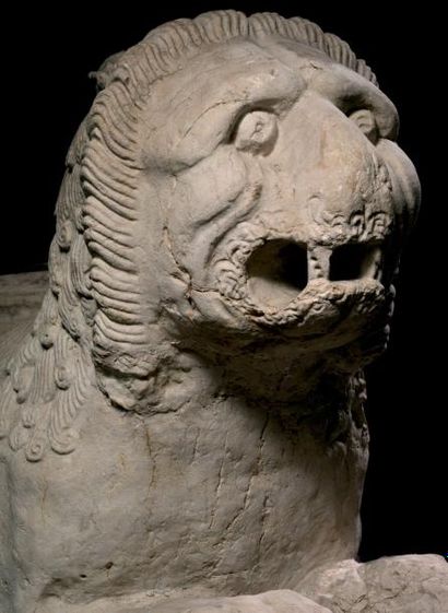 null LION STYLOPHORE Pierre calcaire H: 81 - L: 121 - l: 40 cm Italie du nord - XIIème...