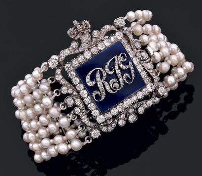  Bracelet composé de sept rangs de perles fines et orné d'un important fermoir en...