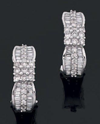 null Paire de boucles d'oreilles "noeuds" en or gris sertis d'une ligne de diamants...