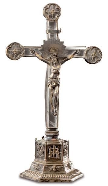 null Crucifix en cristal de roche, monture en argent travaillée au repoussé. Il repose...