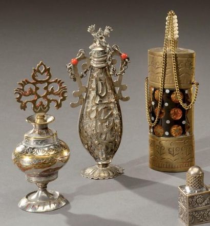 null Ensemble de trois tabatières en métal, argent étranger et laiton Travail oriental...