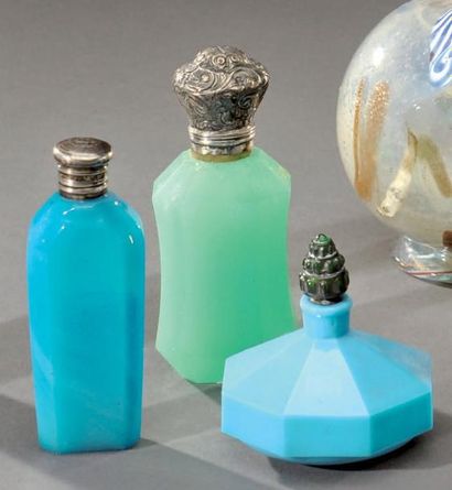  Ensemble de deux flacons à sel et un flacon à parfum en opaline bleue et verte....