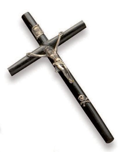 Crucifix en bois noirci. Christ et ornements...