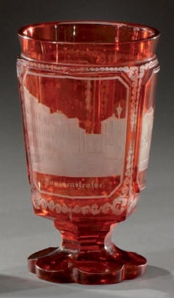  Gobelet de cure sur piédouche en cristal de Bohême rouge, à décor gravé sur deux...
