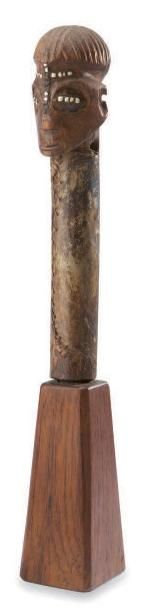 null Lwena. (Congo) Ancienne poignée d'instrument gainée de cuir, surmontée d'une...