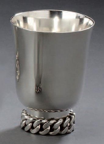 Jean DESPRES (1889-1980) Timbale en métal argenté à pied bâte en forme de maille....