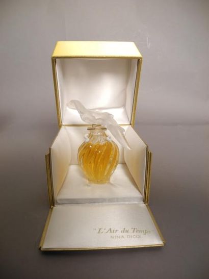 Nina RICCI "L'Air du temps" 
H : 11 cm Lalique france
Dans son écrin