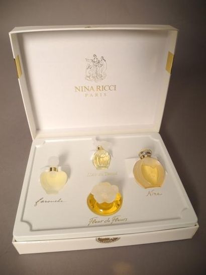 Nina RICCI Ensemble de miniatures dans un coffret : 
- Farouche
- L'Air du temps
-...